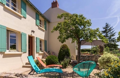 Varades Cottage | Fisherman's house with terrace by the Loire, wifi, bikes and baby equipment