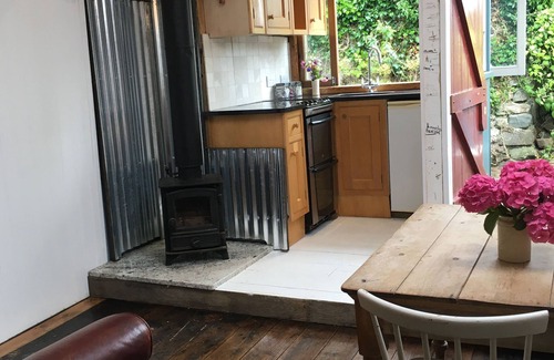 Cadgwith Cottage | Fisherman's Studio in Cadgwith Cove - sleeps 2 guests in 1 bedroom