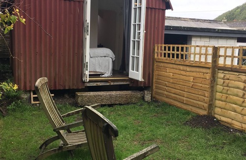 Cadgwith Cottage | Fisherman's Studio in Cadgwith Cove - sleeps 2 guests in 1 bedroom