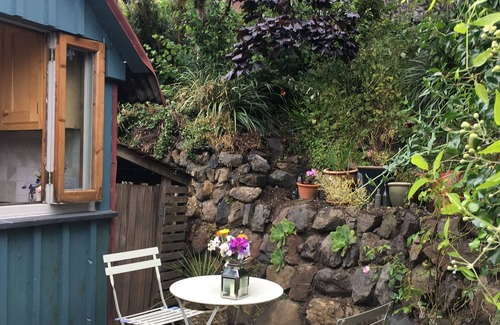Cadgwith Cottage | Fisherman's Studio in Cadgwith Cove - sleeps 2 guests in 1 bedroom
