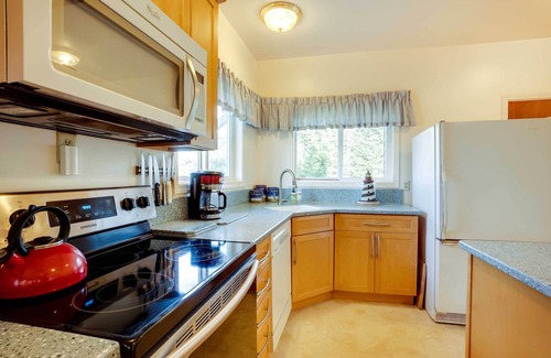Coos Bay House | Fishermen's Paradise in Coos Bay: Walk to Beach!