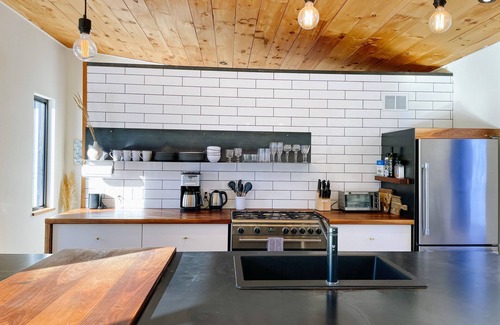 Hillier House | Fitzroy Fieldhouse - Midcentury Modern, Bikes, Near Wineries