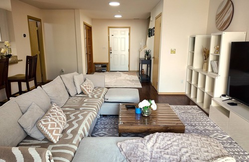 Renton House | Five Star Spacious 5-bedroom house in beautiful Renton with WiFi, AC