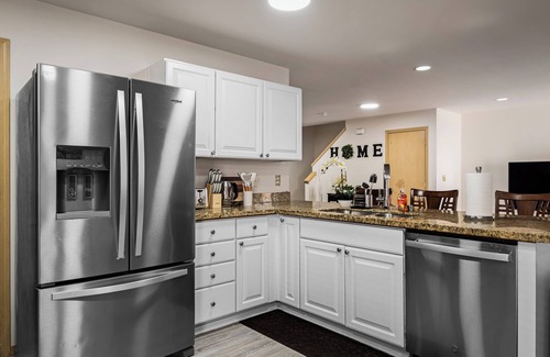 Renton House | Five Star Spacious 5-bedroom house in beautiful Renton with WiFi, AC