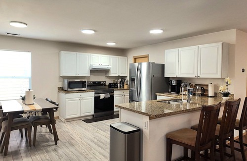 Renton House | Five Star Spacious 5-bedroom house in beautiful Renton with WiFi, AC