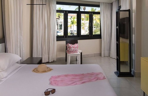 Los Brazos Resort | FIVE STAR VIP experience steps from the Beach!