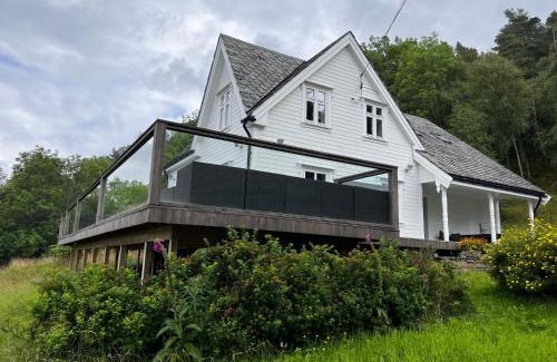 Etne House | Fjord house with a private bay, boats and sauna!