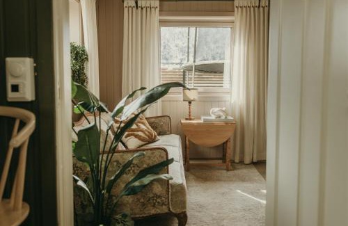 Tromso Apartment | Fjord Stay with firepit, snowmobile rental and free snowshoes