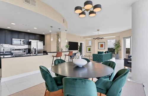 Downtown Orlando Condo | FL King Velvet Suite- 3bdrm/2Bath-2000 sq ft