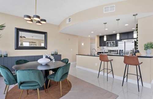 Downtown Orlando Condo | FL King Velvet Suite- 3bdrm/2Bath-2000 sq ft