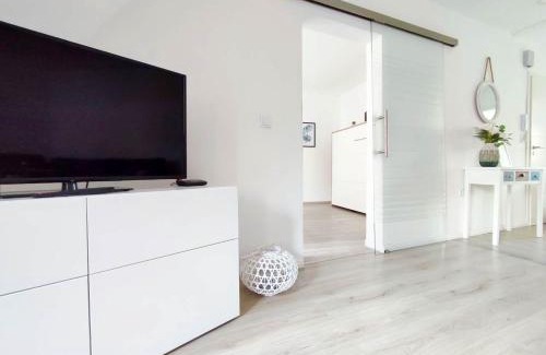 Herford Apartment | Flair Apartments 'FACHWERK & FLAIR' - Altstadt-Apartment 78 qm für Urlaub oder Geschäftsreise, Innenstadtlage, ruhig, modern, 900 m Bahnhof, 24 Std Check-in, WLAN, Streaming, Küche, Regendusche, 2 x Doppelbett, direkt am neuen Markt in der Altstadt