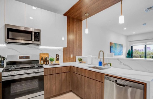 Newark Apartment | Flamboyant 1BR Near EWR w/Gym