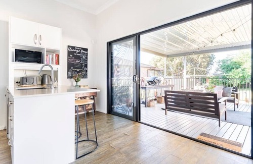Cessnock House | Flamingo House - 7 mins to Pokolbin wineries, dog friendly, fully fenced