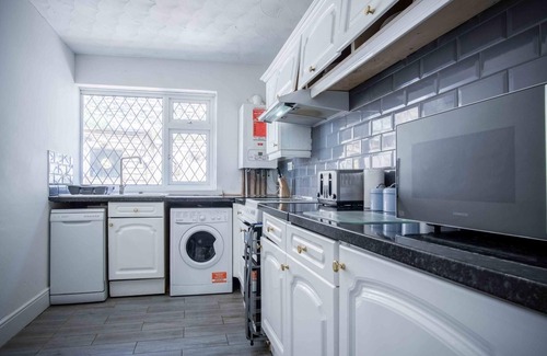 Castle Apartment | Flat 1 Brunswick - 2 Bed Economy Flat - Swansea
