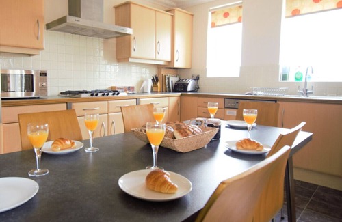 Swanage Apartment | Flat 3 Deco - Three Bedroom Apartment, Sleeps 6