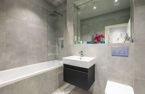 Watford Apartment | Flat 5 · homely - Watford Premier Apartment (Warner Bros)