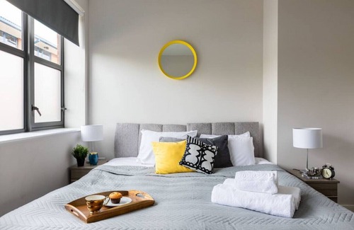 Watford Apartment | Flat 5 · homely - Watford Premier Apartment (Warner Bros)