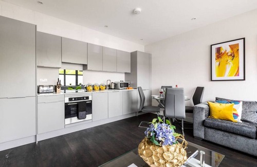 Watford Apartment | Flat 5 · homely - Watford Premier Apartment (Warner Bros)