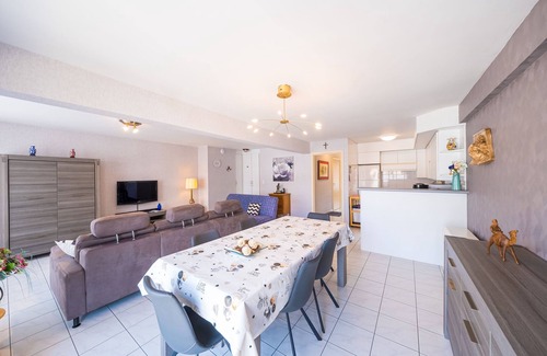 Middelkerke Apartment | Flat near Leopoldlaan with side sea view