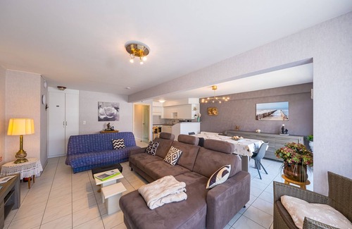 Middelkerke Apartment | Flat near Leopoldlaan with side sea view