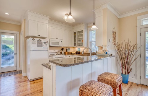 Olivia Beach House | Flat Screen TV, Park View, Gas BBQ, Wifi Internet, Back patio seating