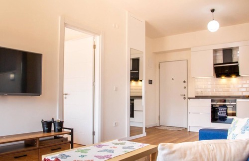 Sifne Mahallesi Apartment | Flat w Pool and Balcony 5 min to Beach in Alacati