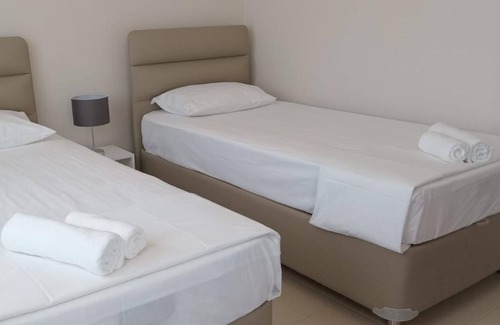 Mahmutlar Apartment | Flat w Pool and Sea-view Balcony, 1 min to Beach