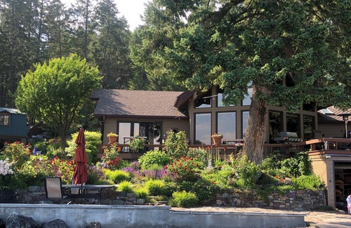 Lakeside House | Flathead lakefront Charming 3-bedroom house with deck overlooking two islands!