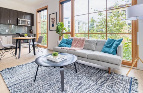 Uptown Apartment | Flawless 1 BR Apartment in Portland + Parking