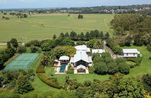 Meroo Meadow House | Fletchers Lane Escape – rural resort vibes, sweeping views, pool, tennis court, close to Berry