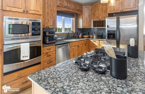 Knik-Fairview House | Fleur de Lis 4bed 3bath & Mountain Views