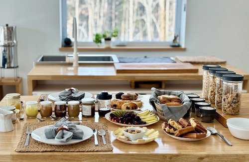 Shefford Apartment | FLEURS Room – Cozy & Eco-Friendly Stay around Mt. Shefford, FLEURS Room – Zen & Nature-Inspired Spac