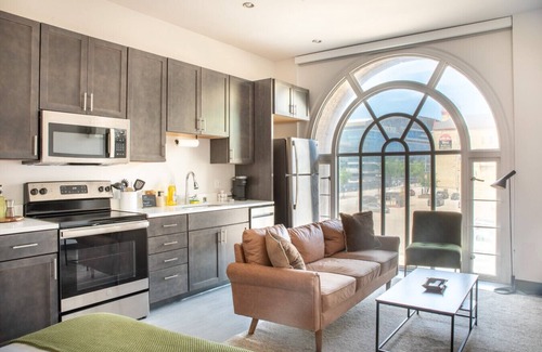 Westown Apartment | Flexhome Deer District Studio Apt - One Block from Fiserv and Baird