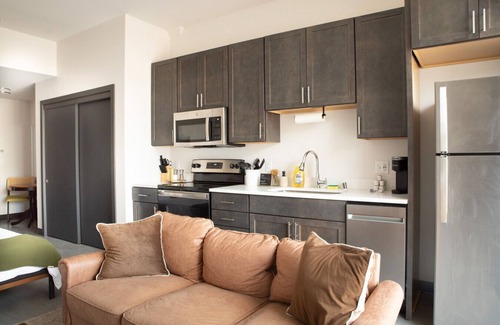 Westown Apartment | Flexhome Deer District Studio Apt - One Block from Fiserv and Baird