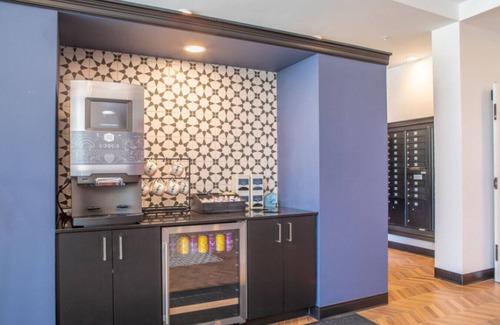 Yankee Hill Apartment | Flexhome East Side 1BR Apt with Balcony, Pool, and Gym