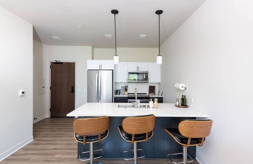 Lower East Side Apartment | Flexhome East Side Luxury 1BR Apt - Near Brady St with Balcony and Lounge