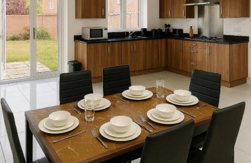 Leavesden House | Flexistay hub at Potter studios (Double Room with Private Bathroom)