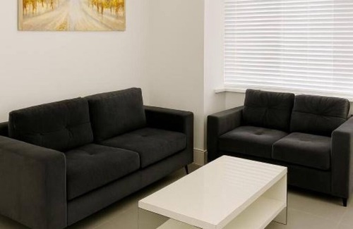 Leavesden House | Flexistay hub at Potter studios (Double Room with Private Bathroom)