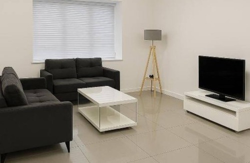 Leavesden House | Flexistay hub at Potter studios (Double Room with Private Bathroom)