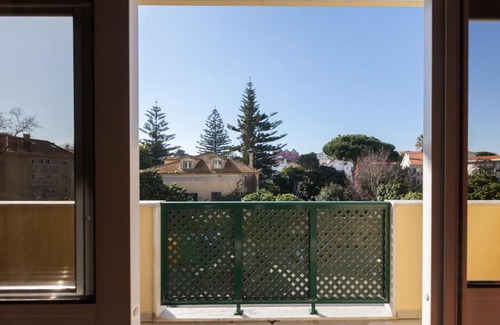 Parede Apartment | FLH Parede Family Flat with Balcony