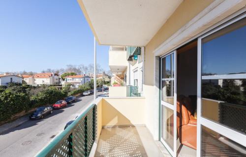 Parede Apartment | FLH Parede Family Flat with Balcony