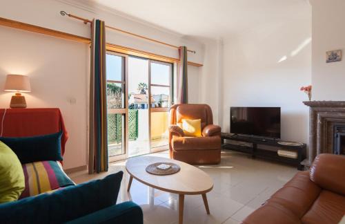 Parede Apartment | FLH Parede Family Flat with Balcony