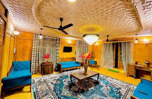 Dal Lake Boat Rental | Floating Luxury Group Of Houseboats