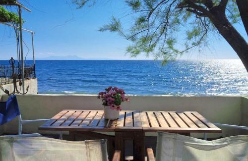 Melinta House | Floras Charming Waterfront Villa