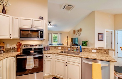 Ocala House | Florida oasis w/large screened patio & roomy master suite