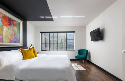 Wetmore Apartment | Fluorescent Two Bedroom King Bed Center Of La Cantera