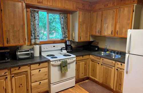 Madras Apartment | Fly fisherman's dream 2-bed cabin unit across the HWY from the Deschutes River!