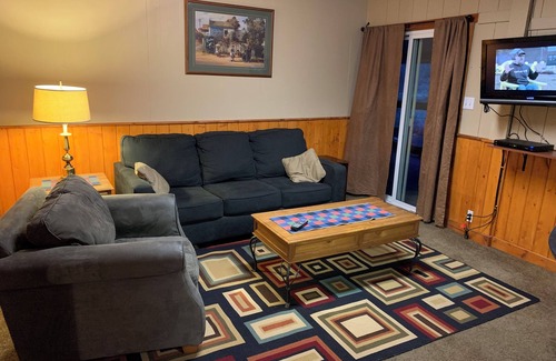 Madras Apartment | Fly fisherman's dream 2-bed cabin unit across the HWY from the Deschutes River!