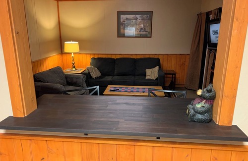 Madras Apartment | Fly fisherman's dream 2-bed cabin unit across the HWY from the Deschutes River!