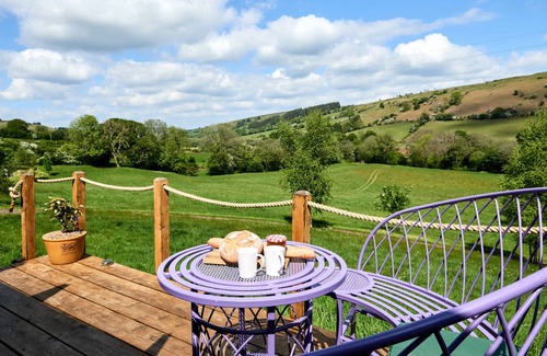 Trecastle Cabin | Flying Scotsman Shepherd's Hut with Hot Tub